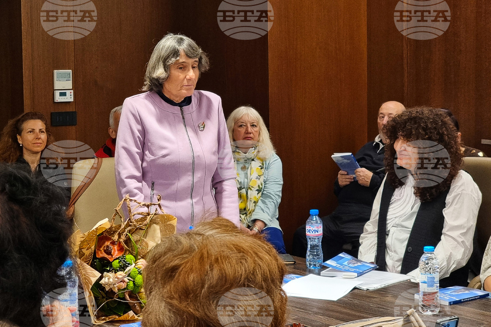 Писането е стъпка към житейски успех, каза Здравка Евтимова на представянето на сборника „Ти можеш да прекосиш морето“ във Варна