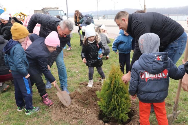 Десетки деца и техните родители засадиха дръвчета на кея в Русе. В инициативата се включи и областният управител Орлин Пенков