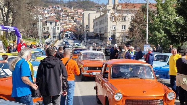 Ретро автомобили от България, Румъния и Гърция пристигнаха за участие в международния „Трабант фест“ във Велико Търново 