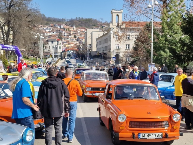 Ретро автомобили от България, Румъния и Гърция пристигнаха за участие в международния „Трабант фест“ във Велико Търново 