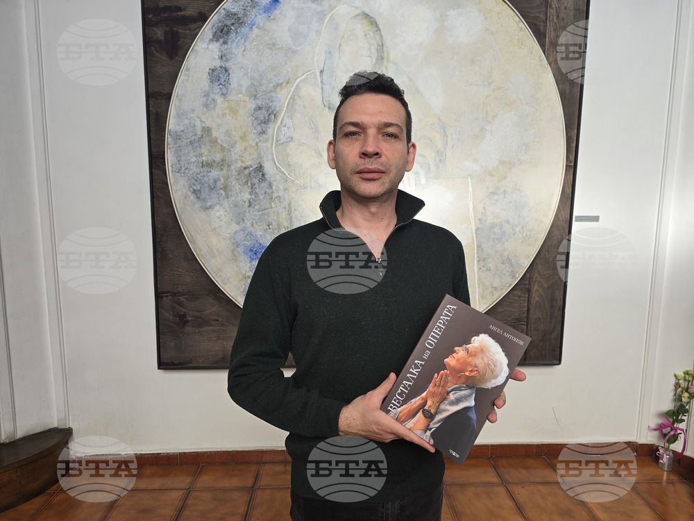 Ангел Антонов представи в Плевен своята книга "Весталка на операта"