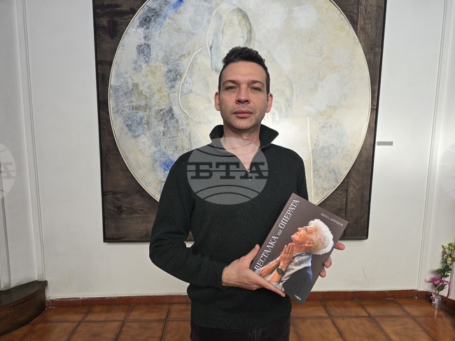 Ангел Антонов представи в Плевен своята книга "Весталка на операта"