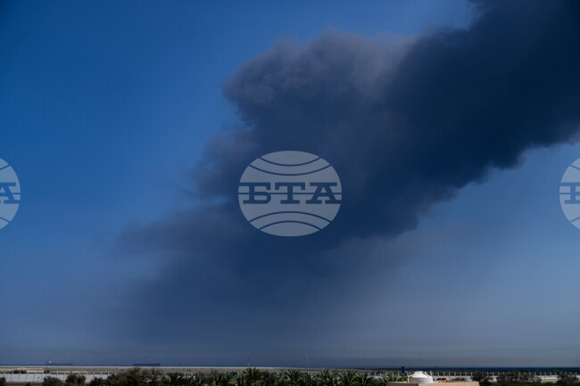 Танкер край пристанището на Фуджейра в ОАЕ е бил ударен с ракета, съобщи британска организация за търговско корабоплаване