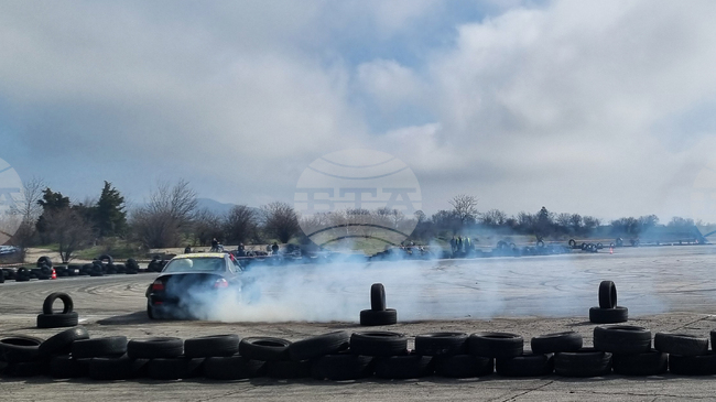 Дрифт шоу с благотворителна кауза събра пилоти и зрители край търговищкото село Буховци 