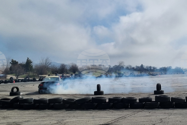 Дрифт шоу с благотворителна кауза събра пилоти и зрители край търговищкото село Буховци 