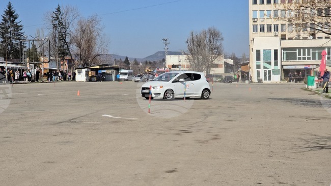 Дванадесет дами и трима мъже участваха в традиционното автомобилно състезание с приложен характер в Ловеч