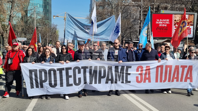 Съюзът на синдикатите на Северна Македония проведе протест в Скопие с искания за по-високи заплати
