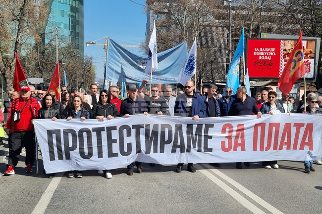 Съюзът на синдикатите на Северна Македония проведе протест в Скопие с искания за по-високи заплати