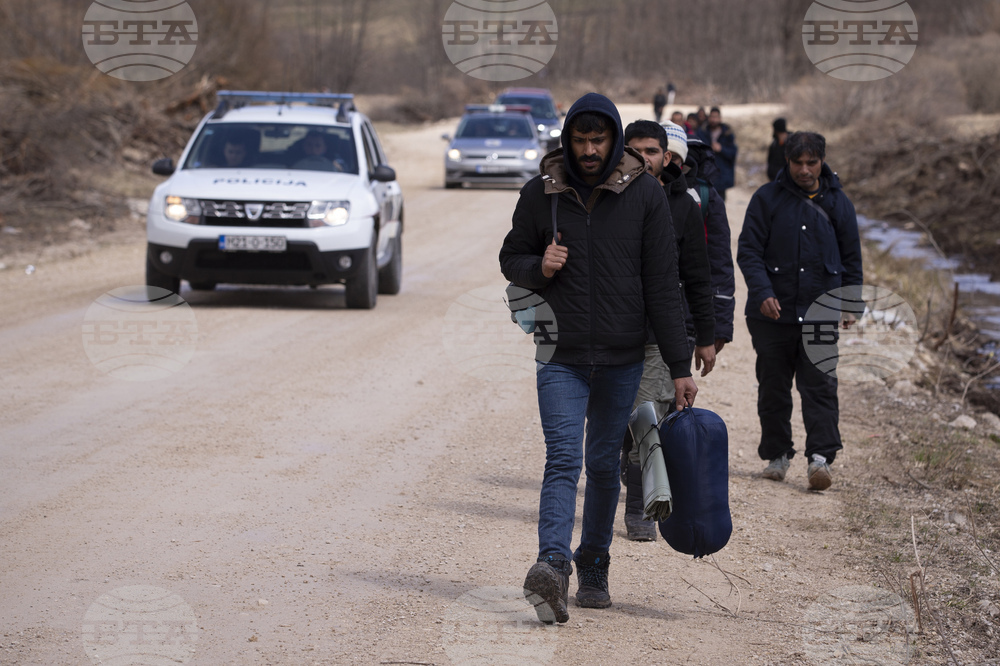 Мащабна операция на босненската полиция с помощта на хърватски полицаи срещу трафиканти на мигранти се осъществява в пограничен район