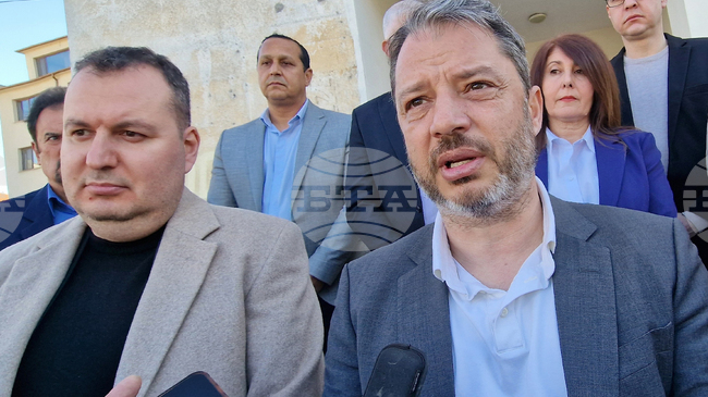 Парламентарната ресорна комисия се събира извънредно във вторник заради удължаването на бюджета, съобщи председателят ѝ Делян Добрев в Хасково