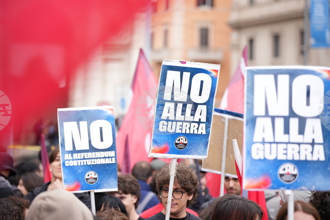 На демонстрация в Рим срещу правителството и войната в Иран горяха плакати с лика на Мелони 