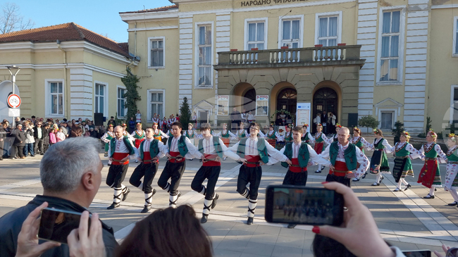 Богатството на фолклорните танци показаха шест състава от страната на празник в Ямбол