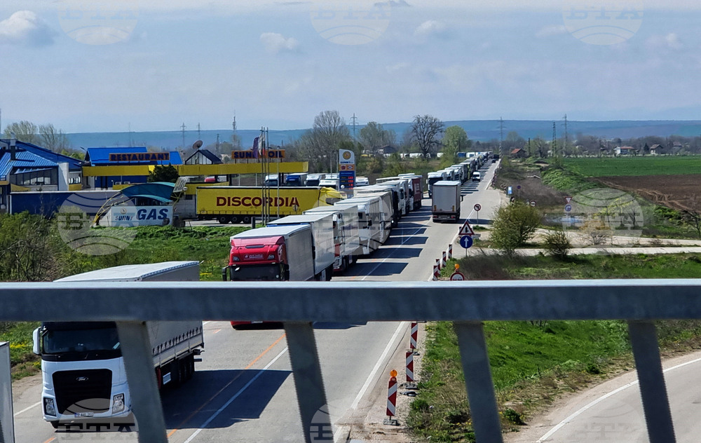 Опашката от чакащи тежкотоварни автомобили в посока „Дунав мост 2“ при Видин е близо 15 километра