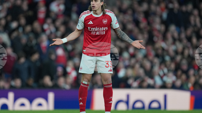 Защитникът на Арсенал Рикардо Калафиори остава под въпрос за домакинството срещу Нюкасъл