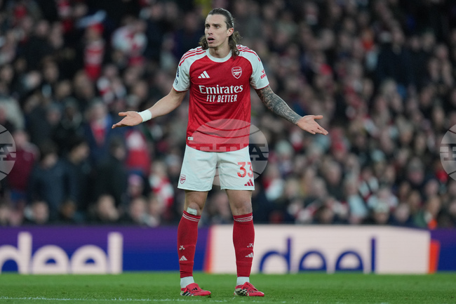 Защитникът на Арсенал Рикардо Калафиори остава под въпрос за домакинството срещу Нюкасъл