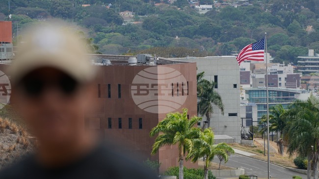 За първи път от седем години американското знаме бе издигнато пред посолството във Венецуела