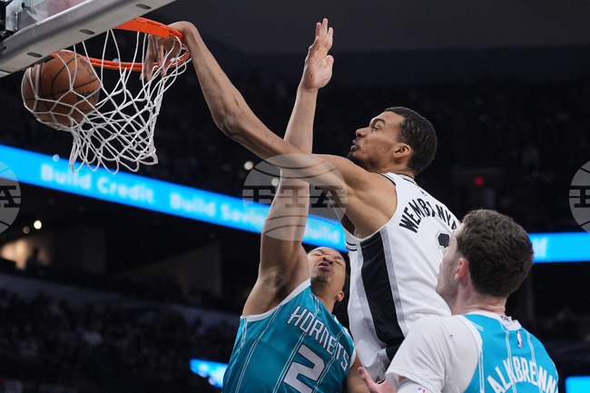 APTOPIX Hornets Spurs Basketball