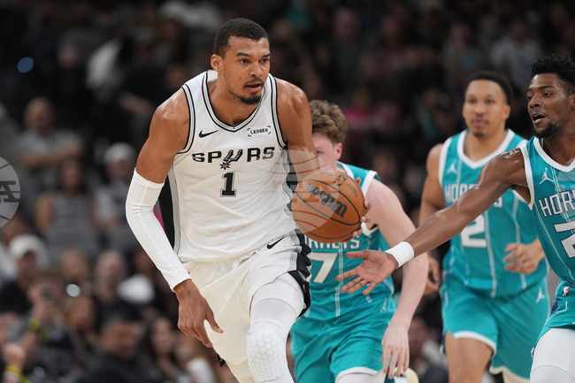 Сан Антонио се наложи срещу Шарлът в НБА