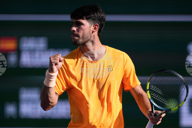 Шампионът от 2022 година и поставен под номер 1 в основната схема Карлос Алкарас се класира за третия кръг на турнира по тенис от сериите "Мастърс" в Маями