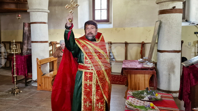 Има дни, в които усещането за живителната сила на кръста е особено силно, каза отец Николай в храма „Св. Пророк Илия“ в Шумен