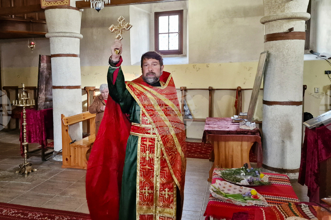 Има дни, в които усещането за живителната сила на кръста е особено силно, каза отец Николай в храма „Св. Пророк Илия“ в Шумен