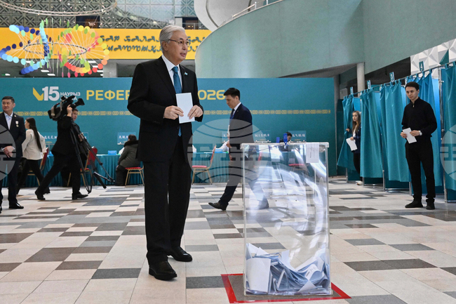 Казахстан гласува на референдум за нова конституция, която може значително да разшири президентските правомощия