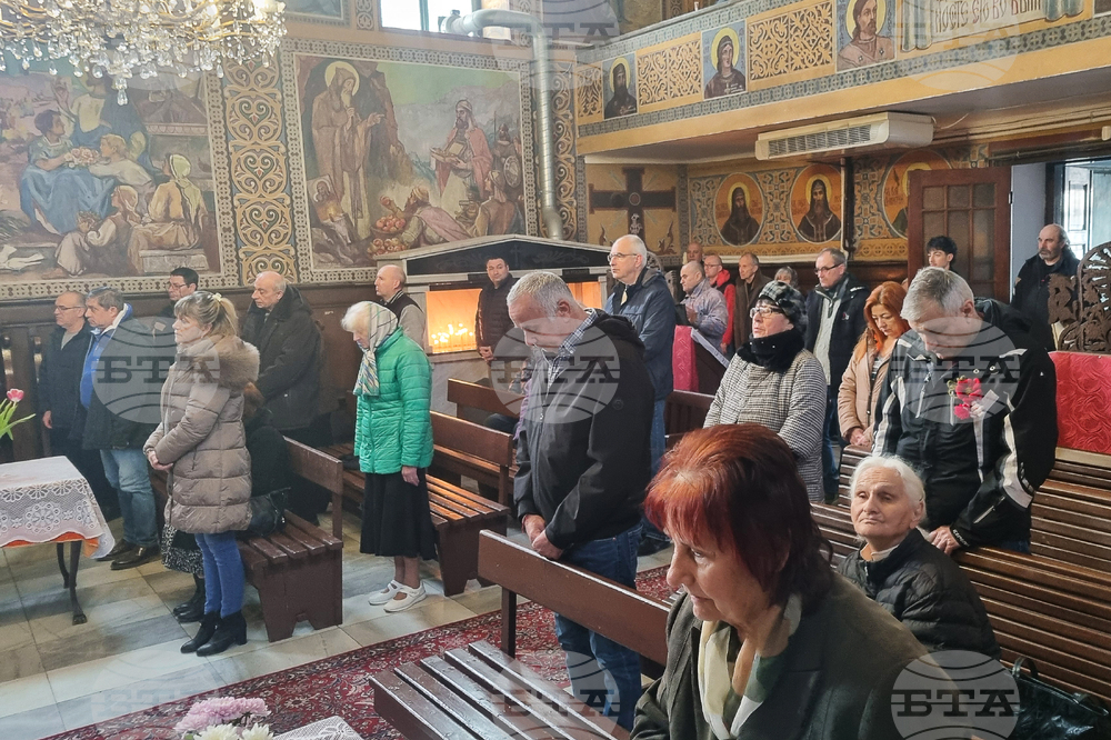 Търговище - храм „Св. Йоан Рилски“ - неделна служба