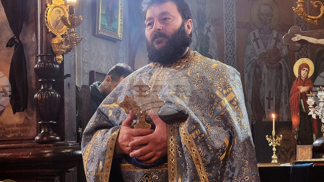 Кръстът ни дава сили да продължим духовния път, каза отец Емануил в храм "Св. Троица" в Добрич