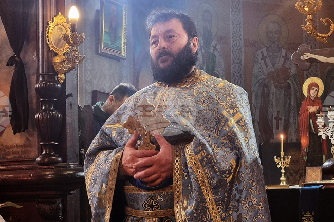 Кръстът ни дава сили да продължим духовния път, каза отец Емануил в храм "Св. Троица" в Добрич