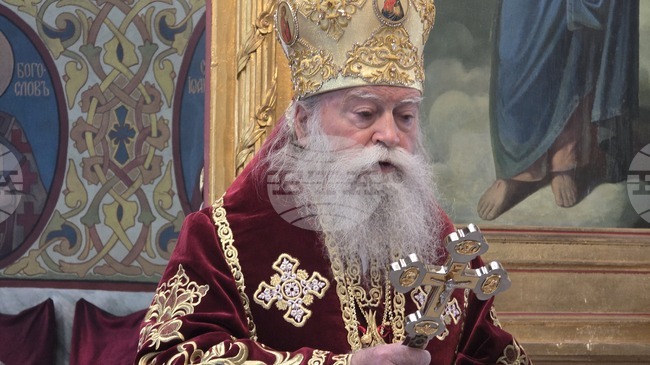 Миряните в храма „Света Троица“ в Ловеч целунаха кръст с частица от Христовото разпятие