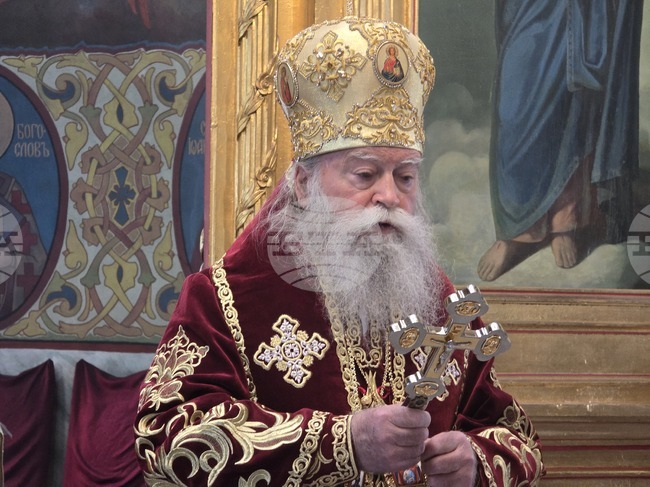 Миряните в храма „Света Троица“ в Ловеч целунаха кръст с частица от Христовото разпятие