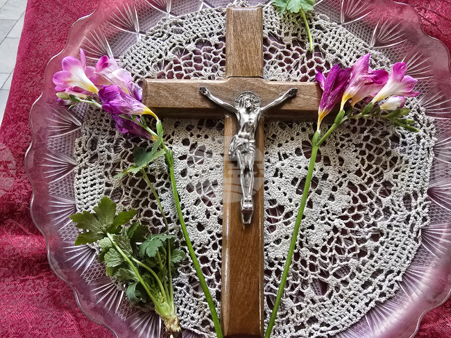 На силата на честния и животворящ кръст бяха посветени църковните служби в третата неделя на Великия пост