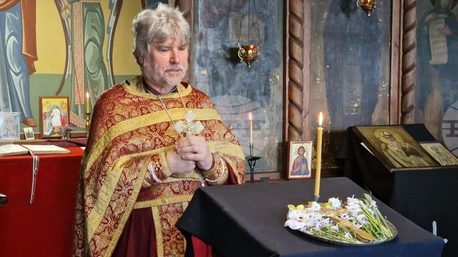 Кръстът е източник на сила и благодат за вярващите и знак на Божията закрила, каза отец Славчо Иванов в храм „Св. Никола“ във Велико Търново 