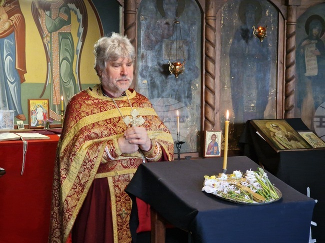 Кръстът е източник на сила и благодат за вярващите и знак на Божията закрила, каза отец Славчо Иванов в храм „Св. Никола“ във Велико Търново 