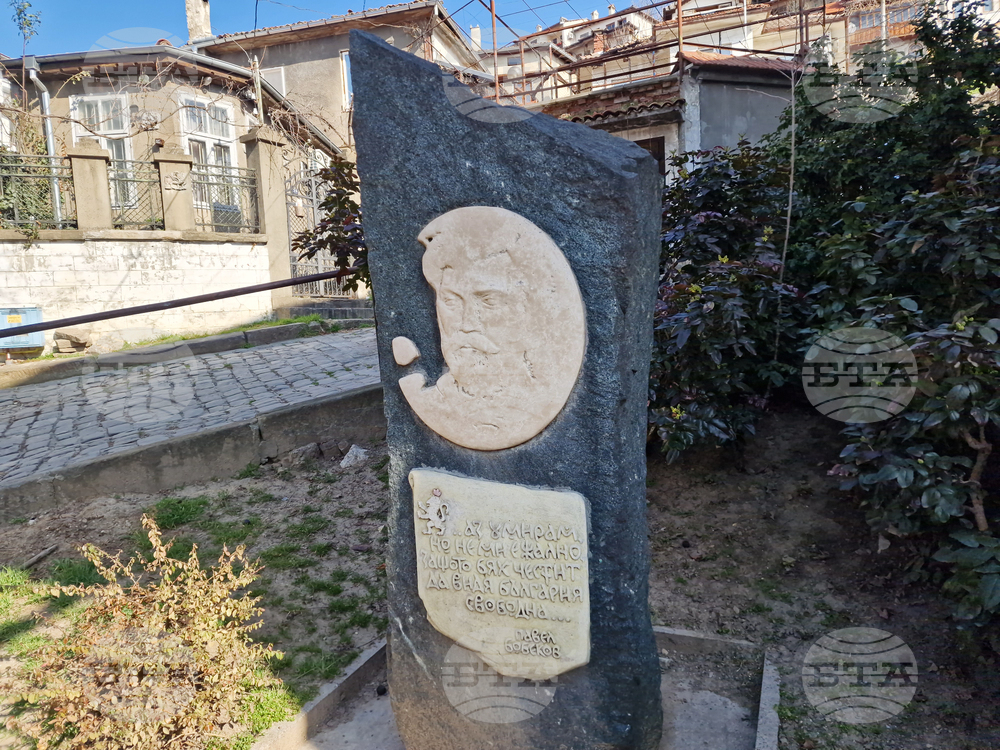 Велико Търново - Павел Бобеков - паметник