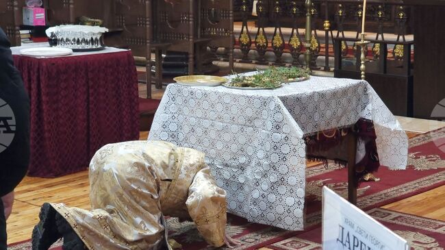 В неделя Кръстопоклонна свещенослужители и миряни се поклониха пред Христовия кръст в храм „Св. Георги” в Ямбол