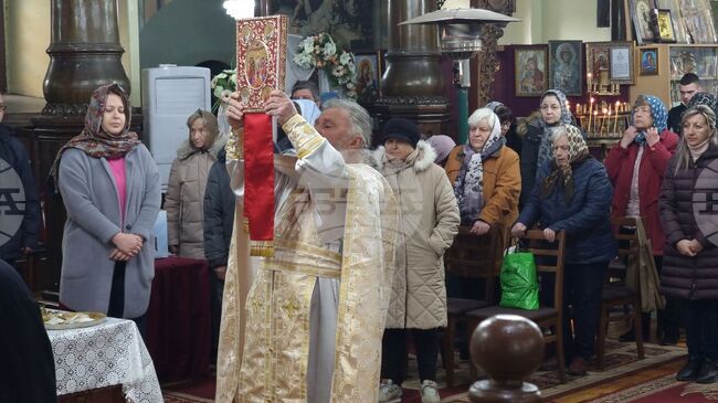 В неделя Кръстопоклонна свещенослужители и миряни се поклониха пред Христовия кръст в храм „Св. Георги” в Ямбол
