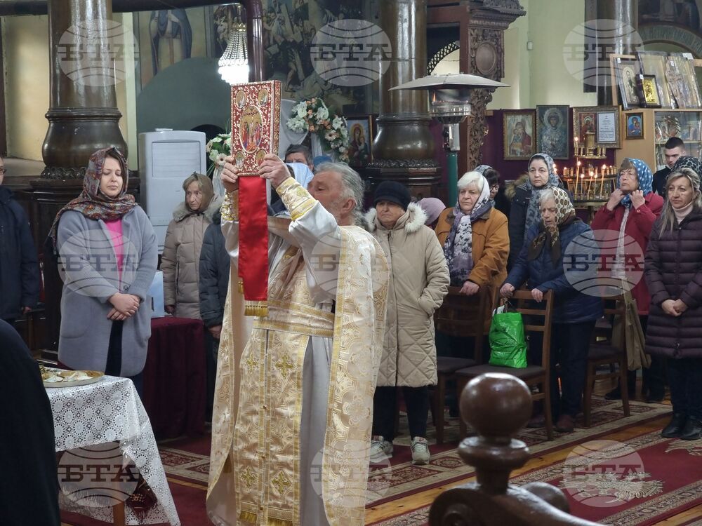 В неделя Кръстопоклонна свещенослужители и миряни се поклониха пред Христовия кръст в храм „Св. Георги” в Ямбол