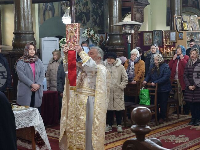 В неделя Кръстопоклонна свещенослужители и миряни се поклониха пред Христовия кръст в храм „Св. Георги” в Ямбол