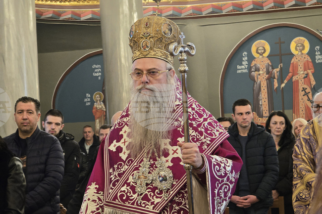 В Неделя Кръстопоклонна Пловдивският митрополит разясни дълбокия смисъл на страданието и спасителната саможертва на Иисус Христос