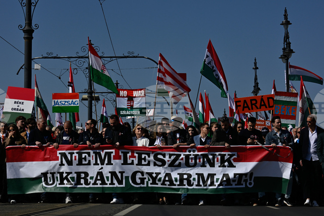 Виктор Орбан и Петер Мадяр събраха десетки хиляди поддръжници на митинги в Будапеща на фона на напрегна предизборна кампания