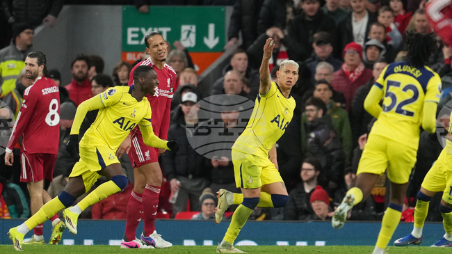 Тотнъм измъкна равенство от Ливърпул с гол на Ричарлисон в края на мача