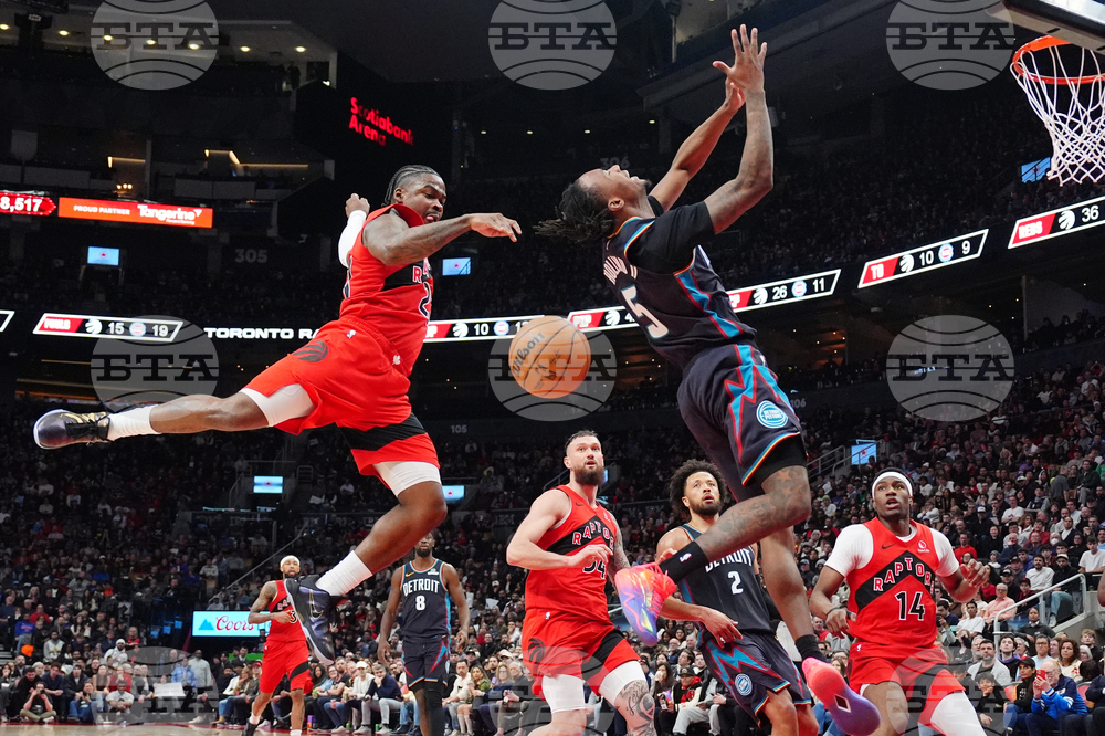 CORRECTION APTOPIX Pistons Raptors Basketball