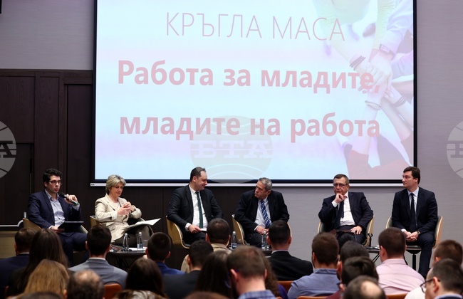 Кръгла маса „Работа за младите, младите на работа“