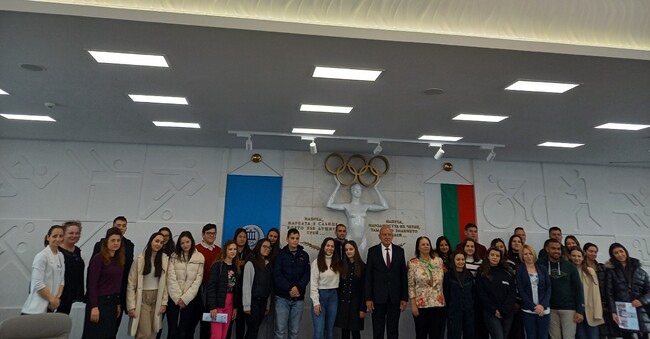 Държавна агенция за закрила на детето: Как се става шампион: Членовете на Съвета на децата посетиха образователния и олимпийски център в Националната спортна академия и се запознаха с ръководството на учебното заведение