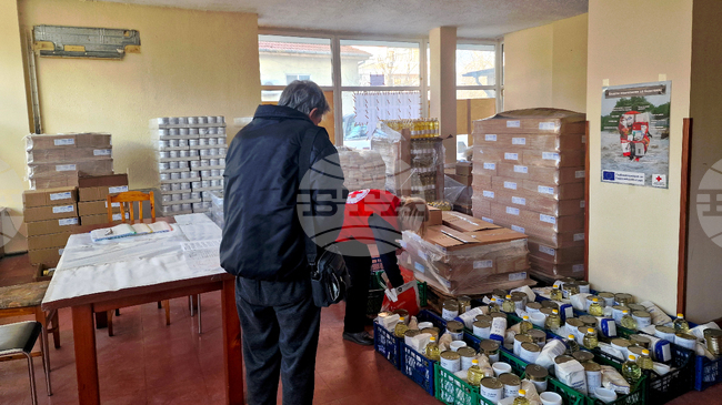 Хората, които не могат лично да получат хранителните помощи, могат да упълномощят близки, каза д-р Милена Кехайова от БЧК в Разград