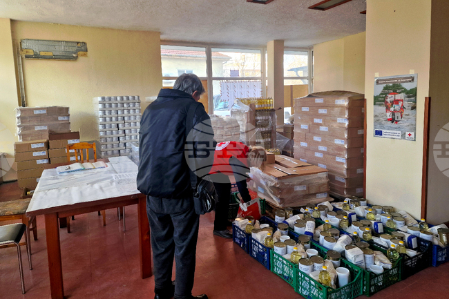 Хората, които не могат лично да получат хранителните помощи, могат да упълномощят близки, каза д-р Милена Кехайова от БЧК в Разград