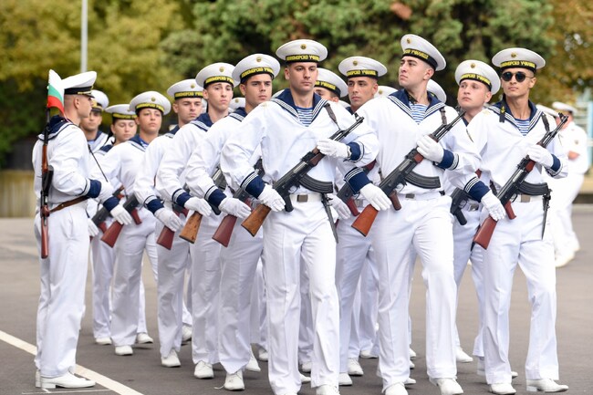 С шествие и концерт утре в Русе Висшето военноморско училище ще отбележи 145 години от създаването си