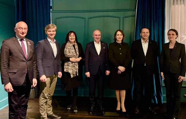 Служебният външен министър Надежда Нейнски обсъди транспортната, енергийната и цифровата свързаност на среща в Брюксел