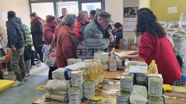 Опашки се извиха в първия ден на раздаването на хранителните помощи на нуждаещи се в Хасково